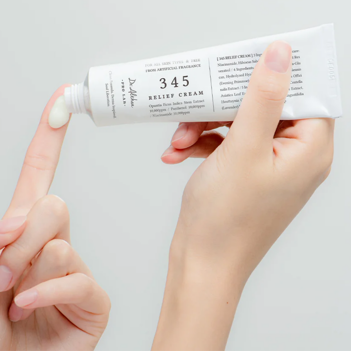 Crème blanche déposée sur le bout du doigt depuis le tube