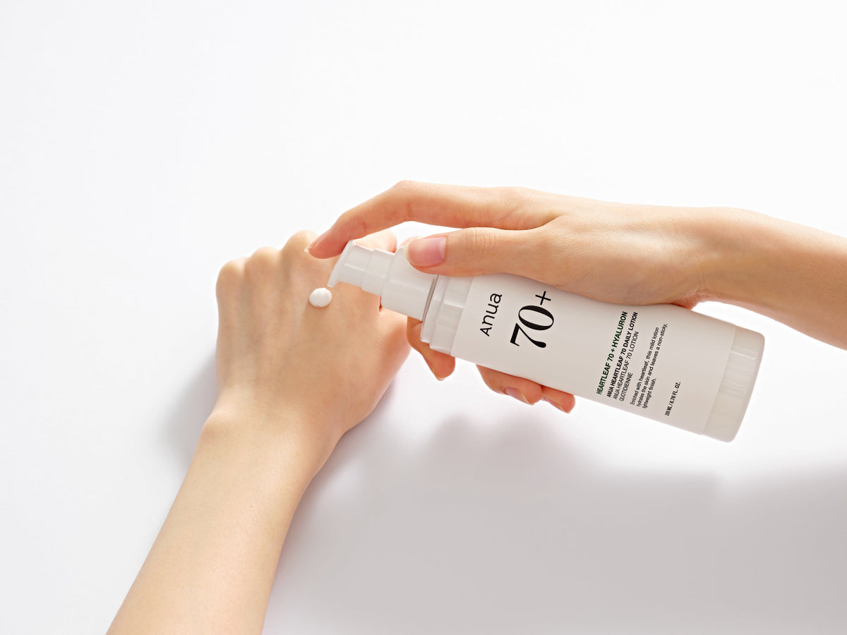 Lait hydratant distribué sur le dos de la main avec le flacon-pompe