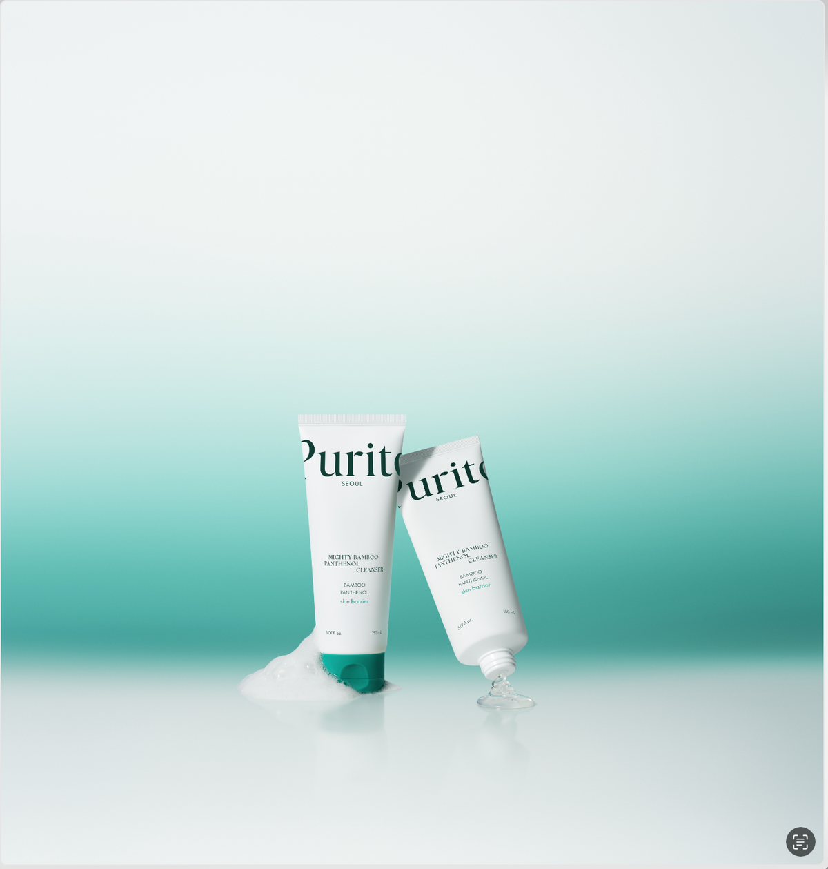 Deux tubes de nettoyant près de mousse et de gel transparent