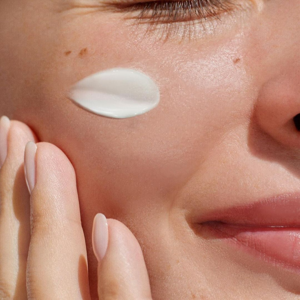 Touche de crème blanche sur la joue