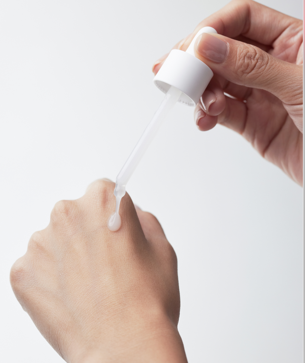 Ampoule blanche déposée à la pipette sur le dos de la main
