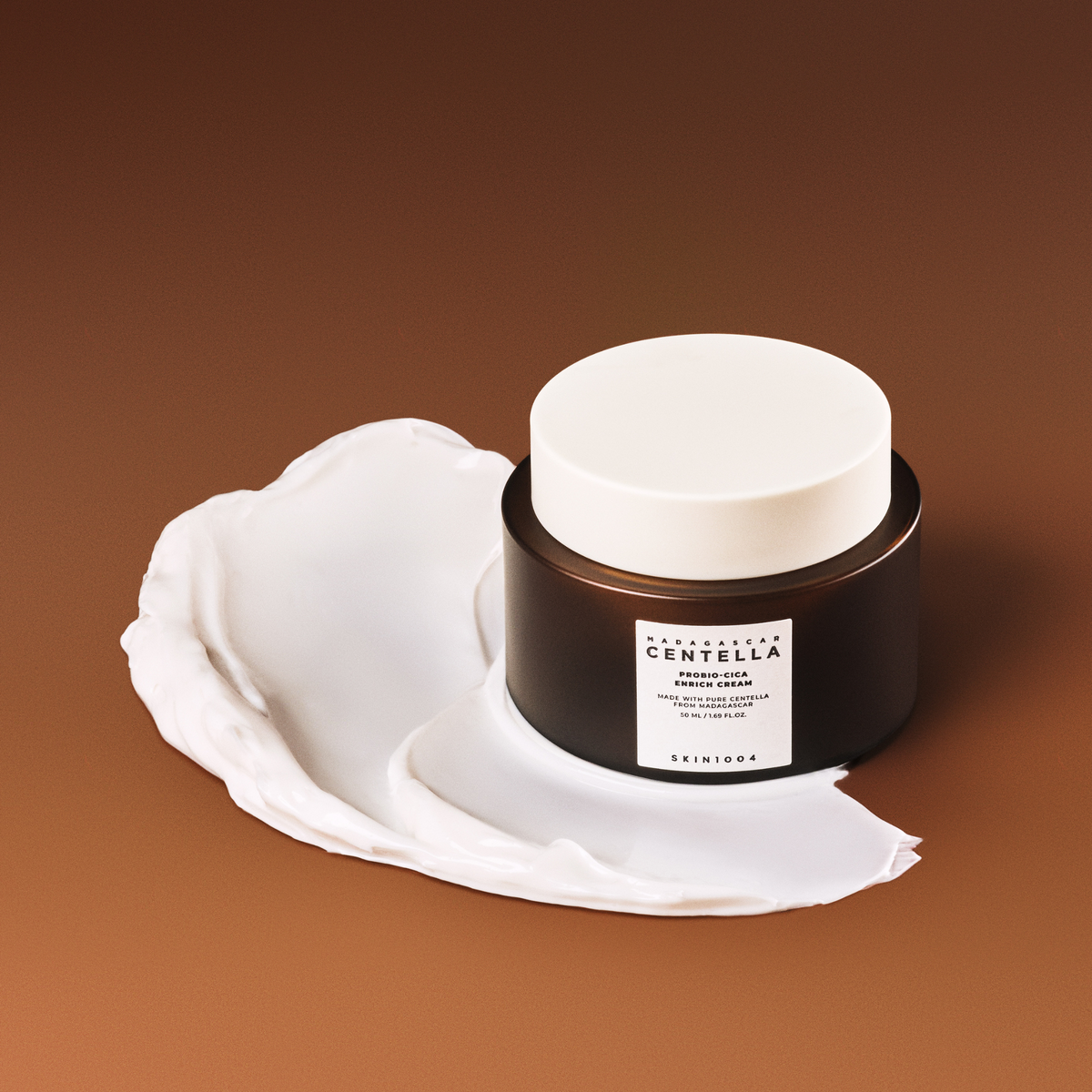 Pot brun de crème posé sur une large trace blanche