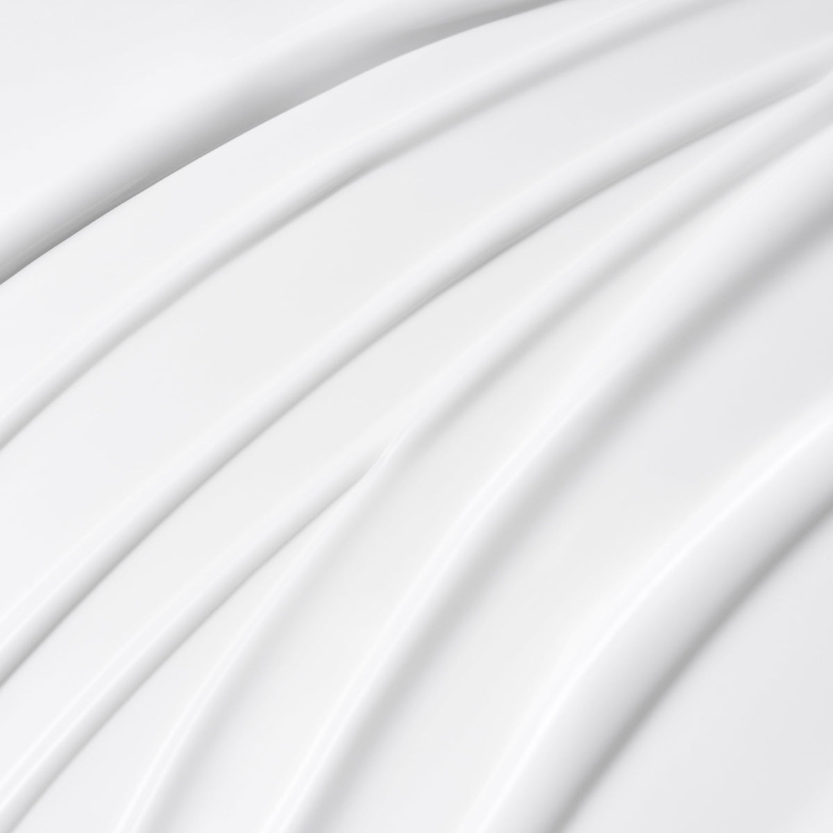 Texture de crème blanche étalée en longues bandes