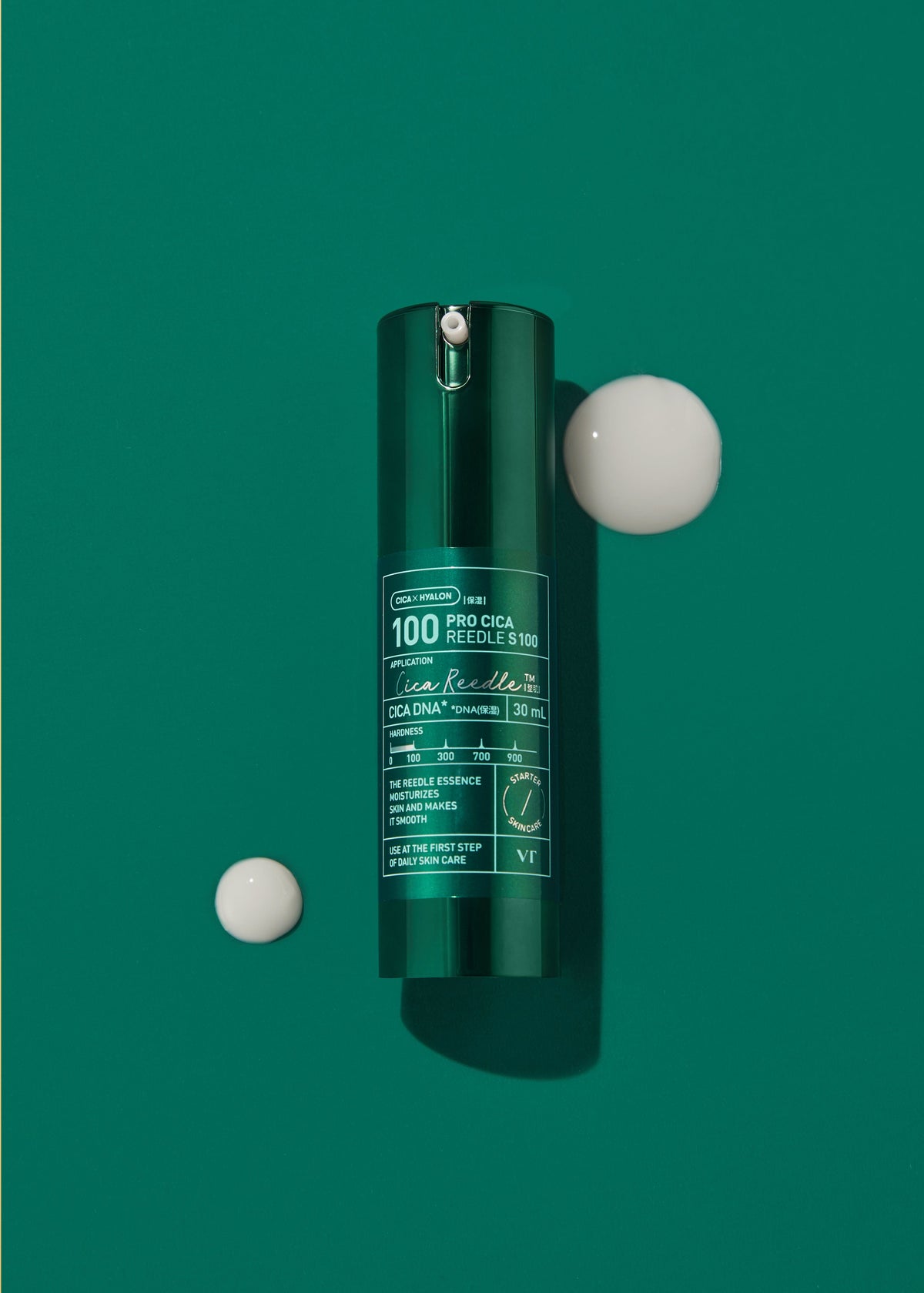 Flacon vert de 30 ml entouré de gouttes de soin blanc