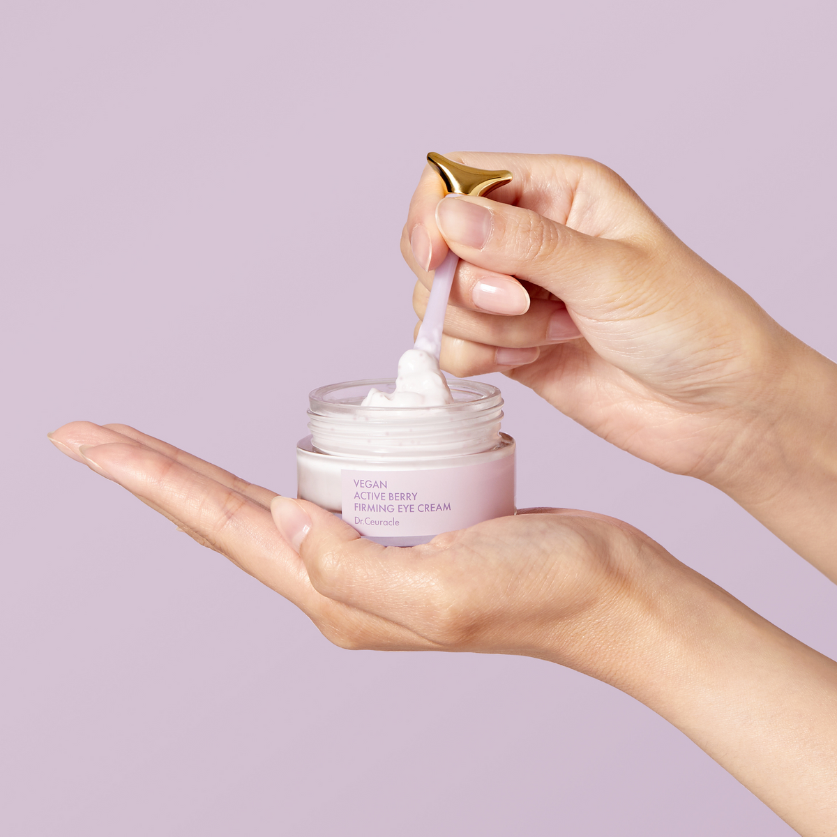 Crème prélevée dans le pot avec l&