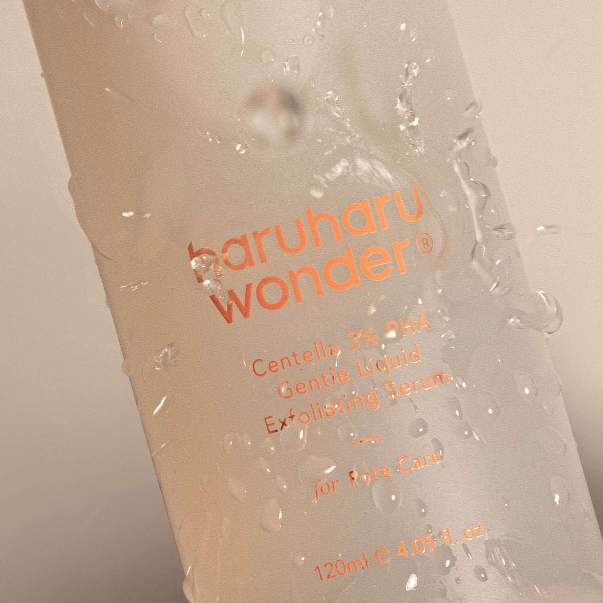 Flacon de sérum exfoliant couvert de gouttelettes