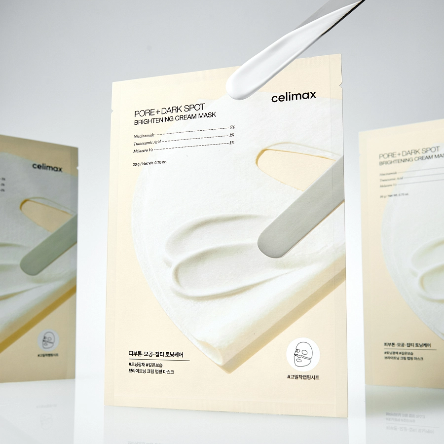 Sachets de masque présentés sous une spatule de crème blanche