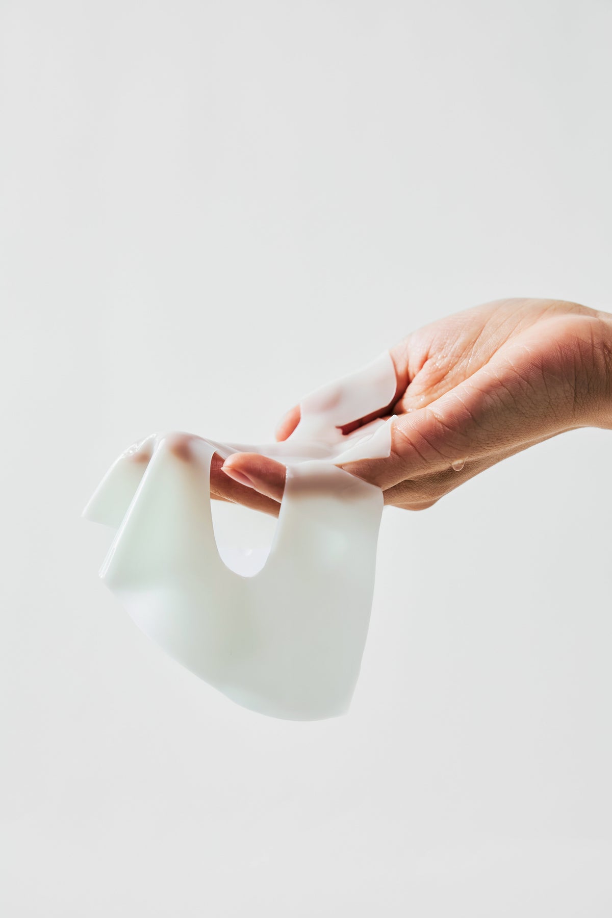 Masque hydrogel souple déplié dans la main