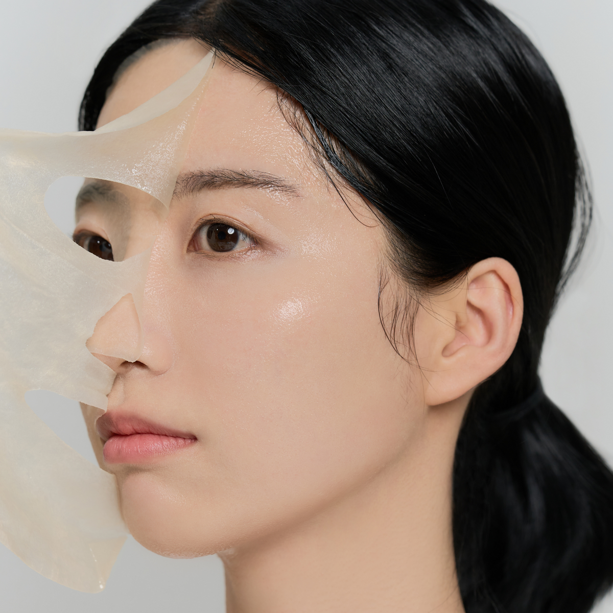 Masque translucide soulevé devant le visage