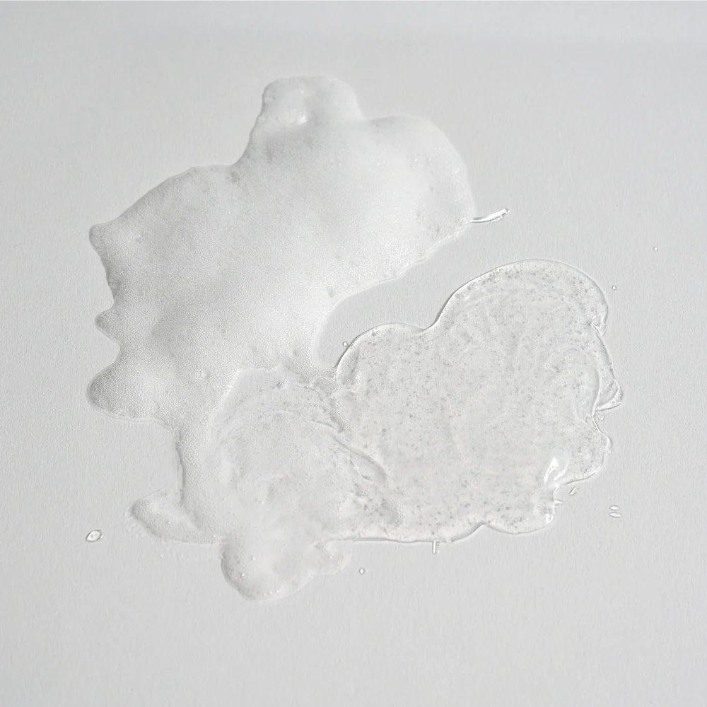 Texture de gel transparent et de mousse blanche sur fond clair