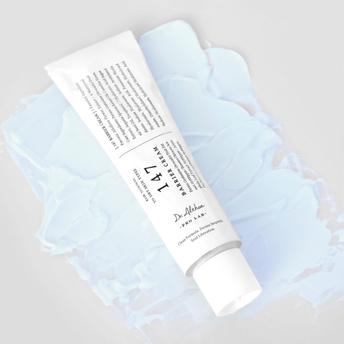 Tube blanc de crème posé sur une texture de crème bleu pâle