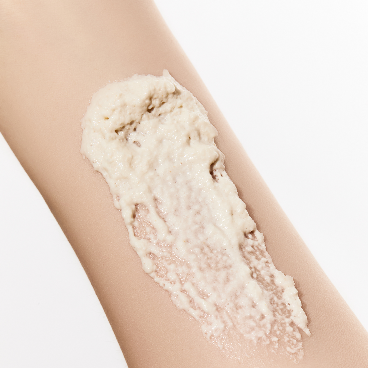 Pâte nettoyante à texture granuleuse étalée sur l&