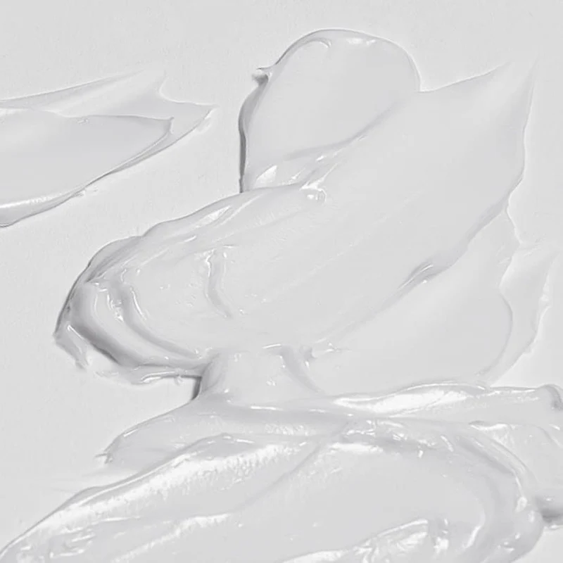 Texture lisse et blanche de la crème étalée