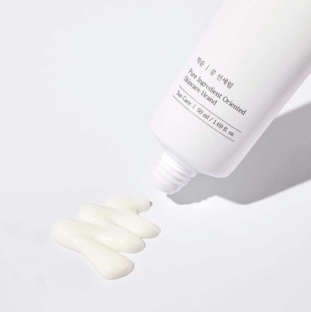 Sérum solaire blanc distribué en ruban depuis le tube