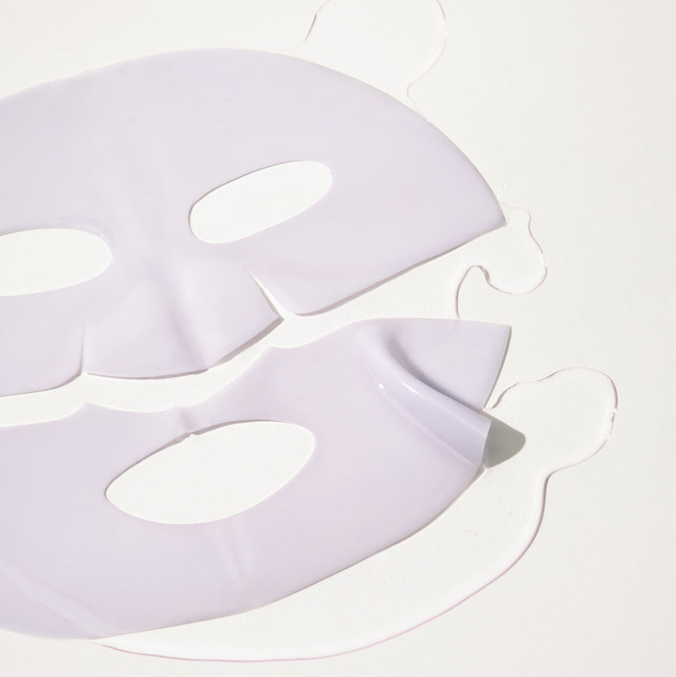 Masque hydrogel violet déplié sur une flaque d&
