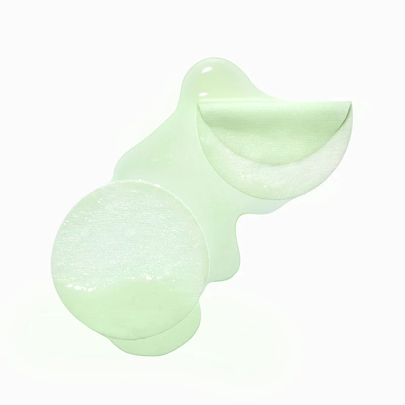 Deux disques vert pâle, dont un plié, posés dans de l&