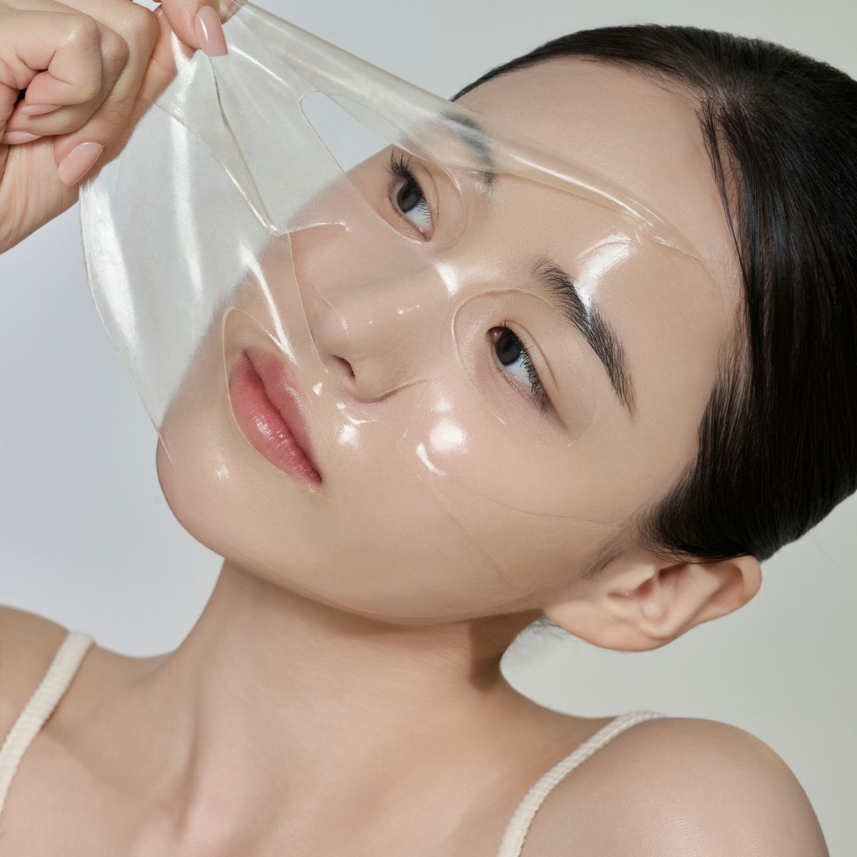 Retrait du masque hydrogel devenu transparent sur le visage