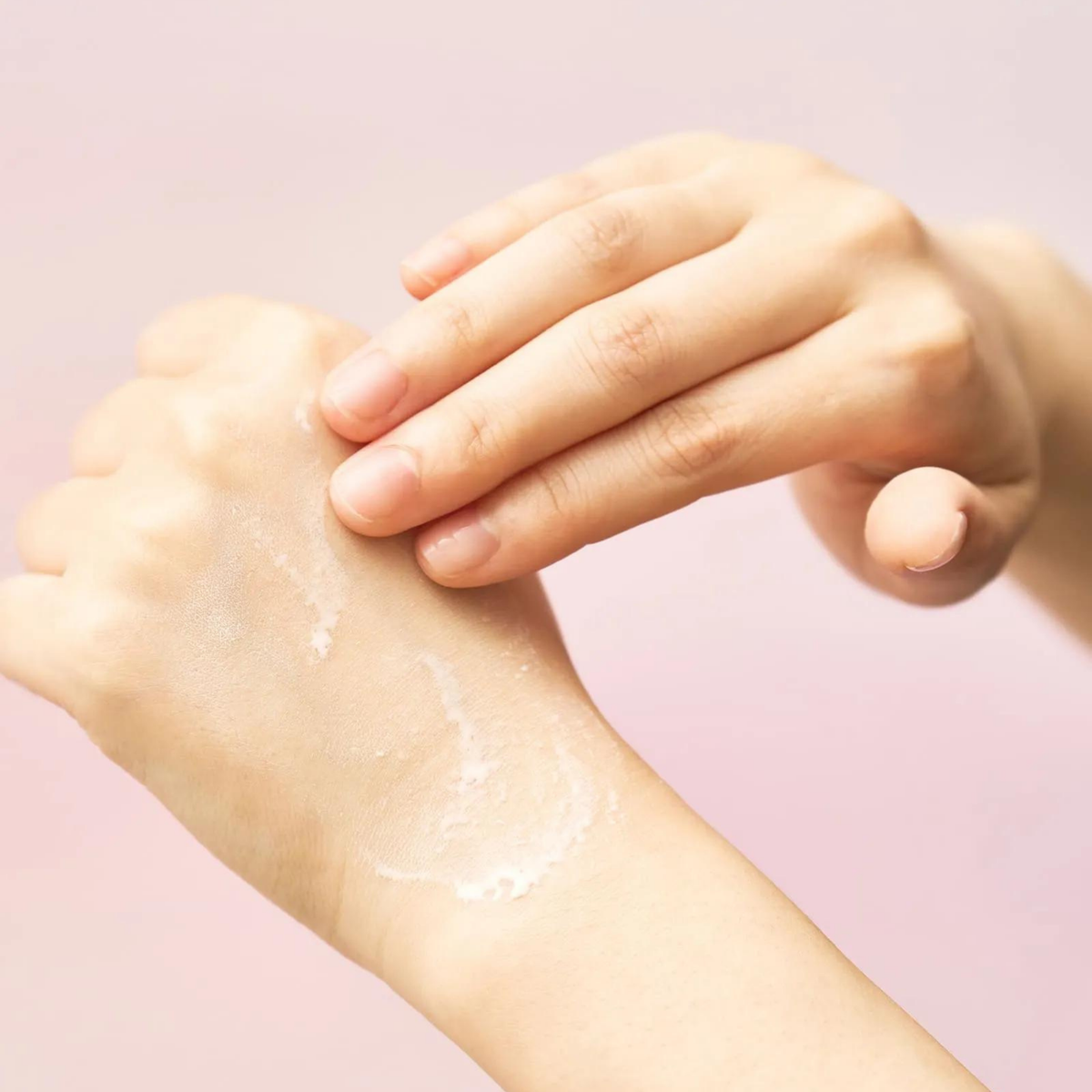 Masque clair massé sur le dos de la main