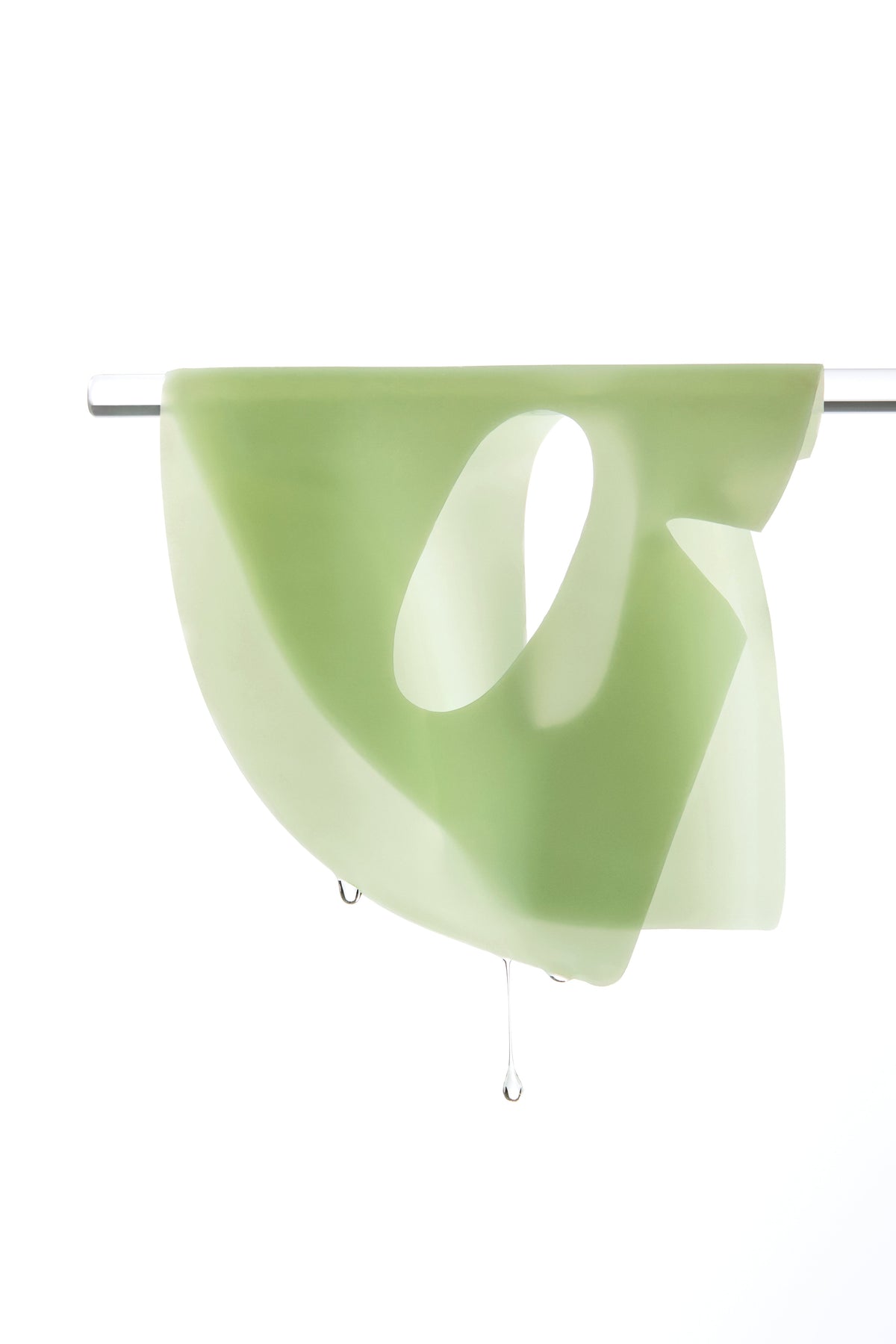Masque hydrogel vert pâle suspendu à une tige, avec des gouttes d&