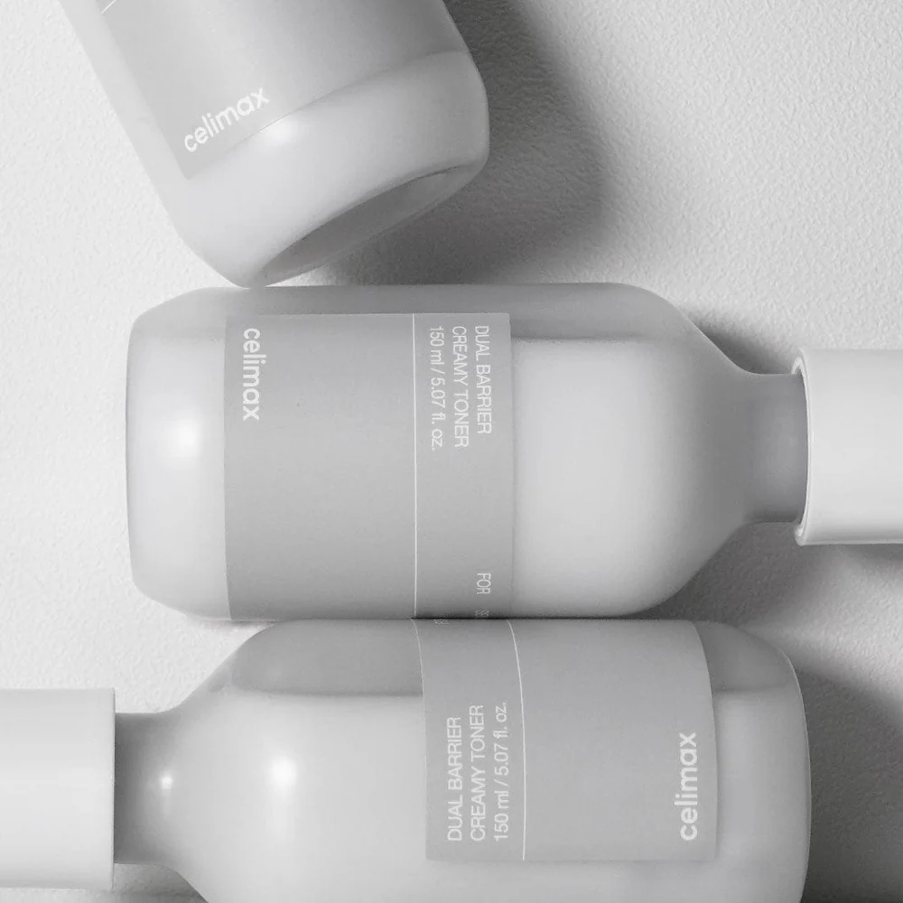Plusieurs flacons givrés de lotion avec leurs étiquettes grises