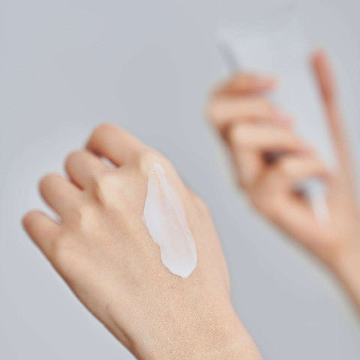 Trace de crème blanche sur le dos de la main
