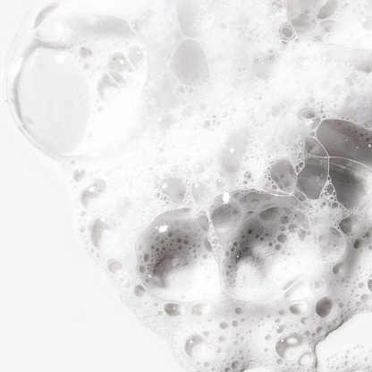 Gros plan sur la mousse blanche et ses bulles de tailles variées