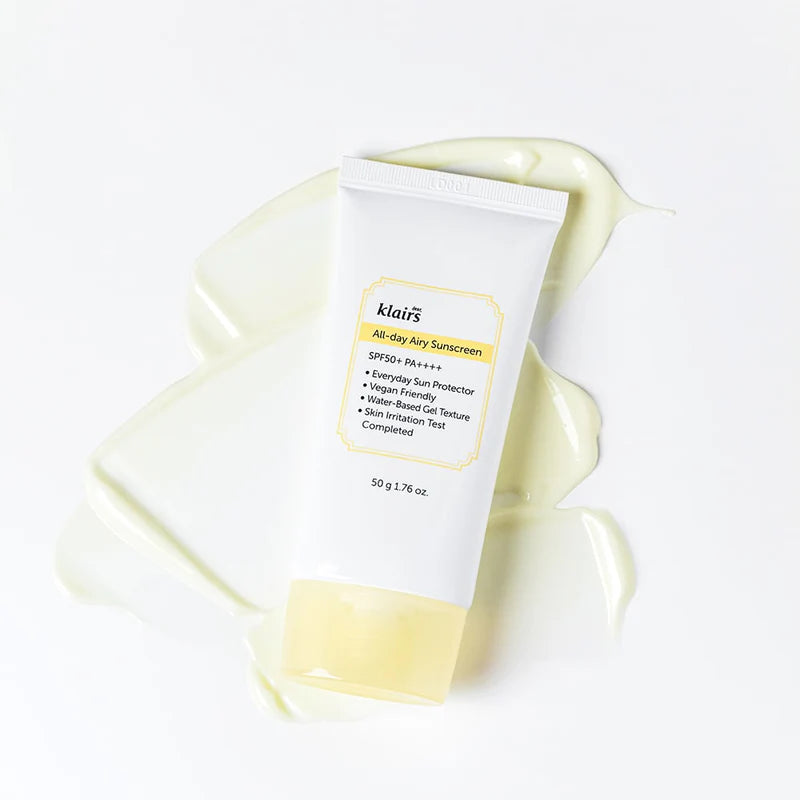 Tube blanc de solaire à bouchon jaune sur une trace de crème