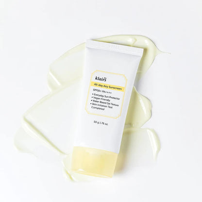 Tube blanc de solaire à bouchon jaune sur une trace de crème
