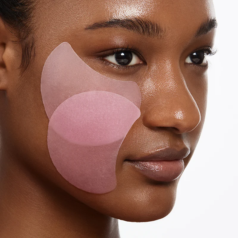Disques roses en demi-lune posés sur la joue
