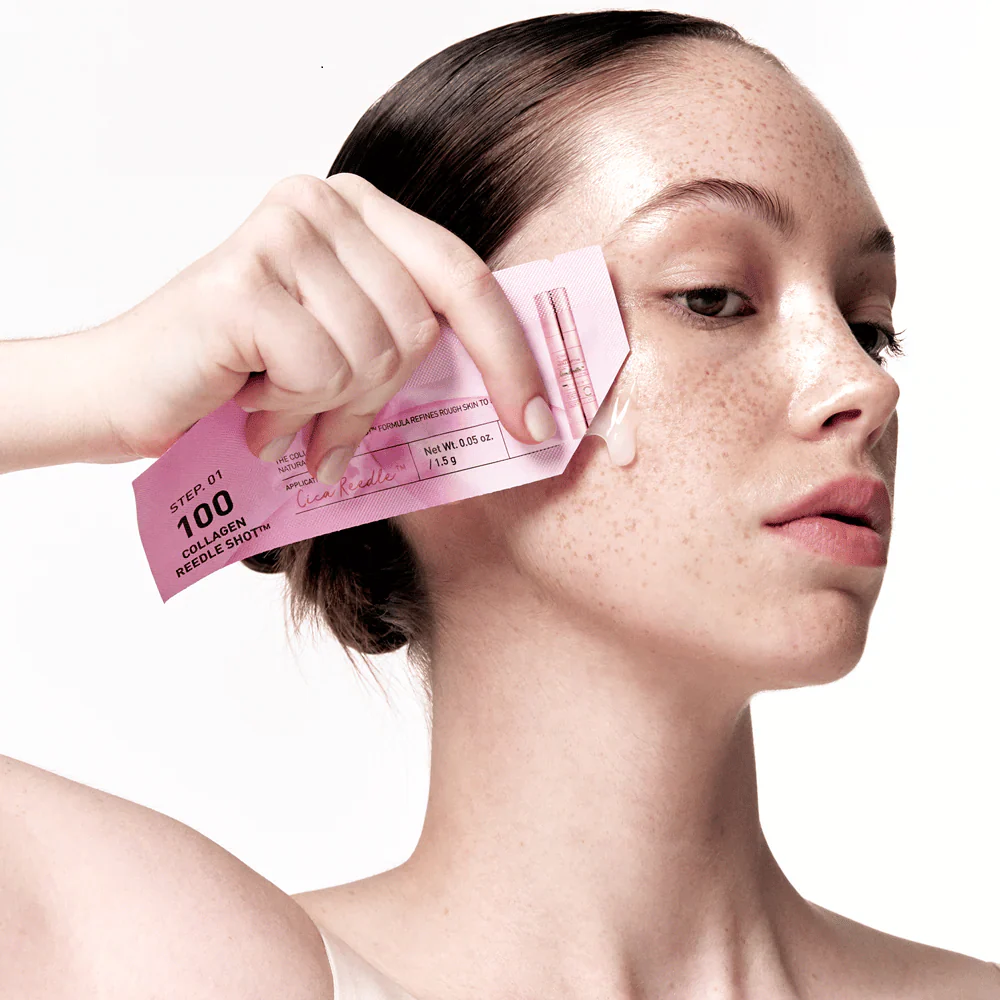 Essence déposée sur la joue depuis le sachet rose de première étape