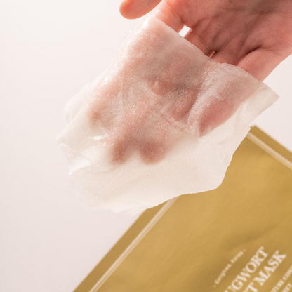 Feuille de masque translucide présentée sur la paume près de son sachet