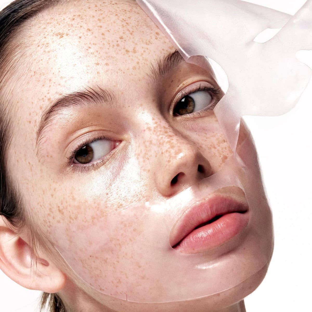 Retrait du masque translucide sur le haut du visage