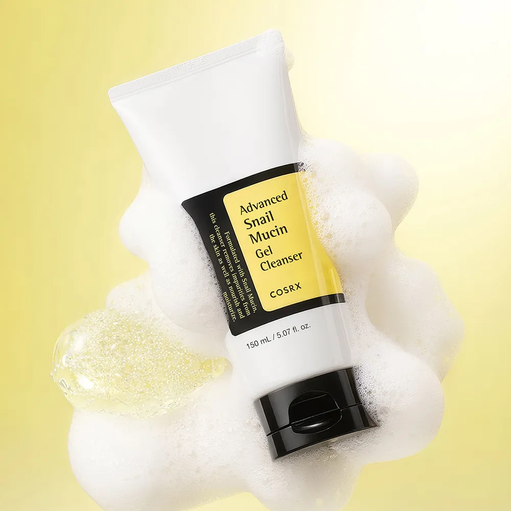 Tube de nettoyant à étiquette jaune entouré de mousse