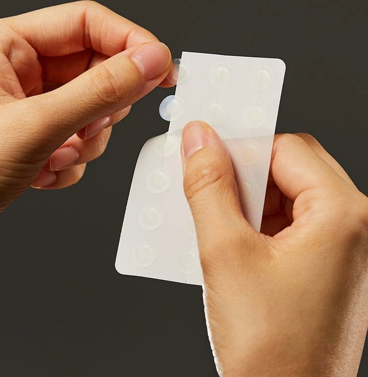 Patch transparent décollé de son support avec les doigts