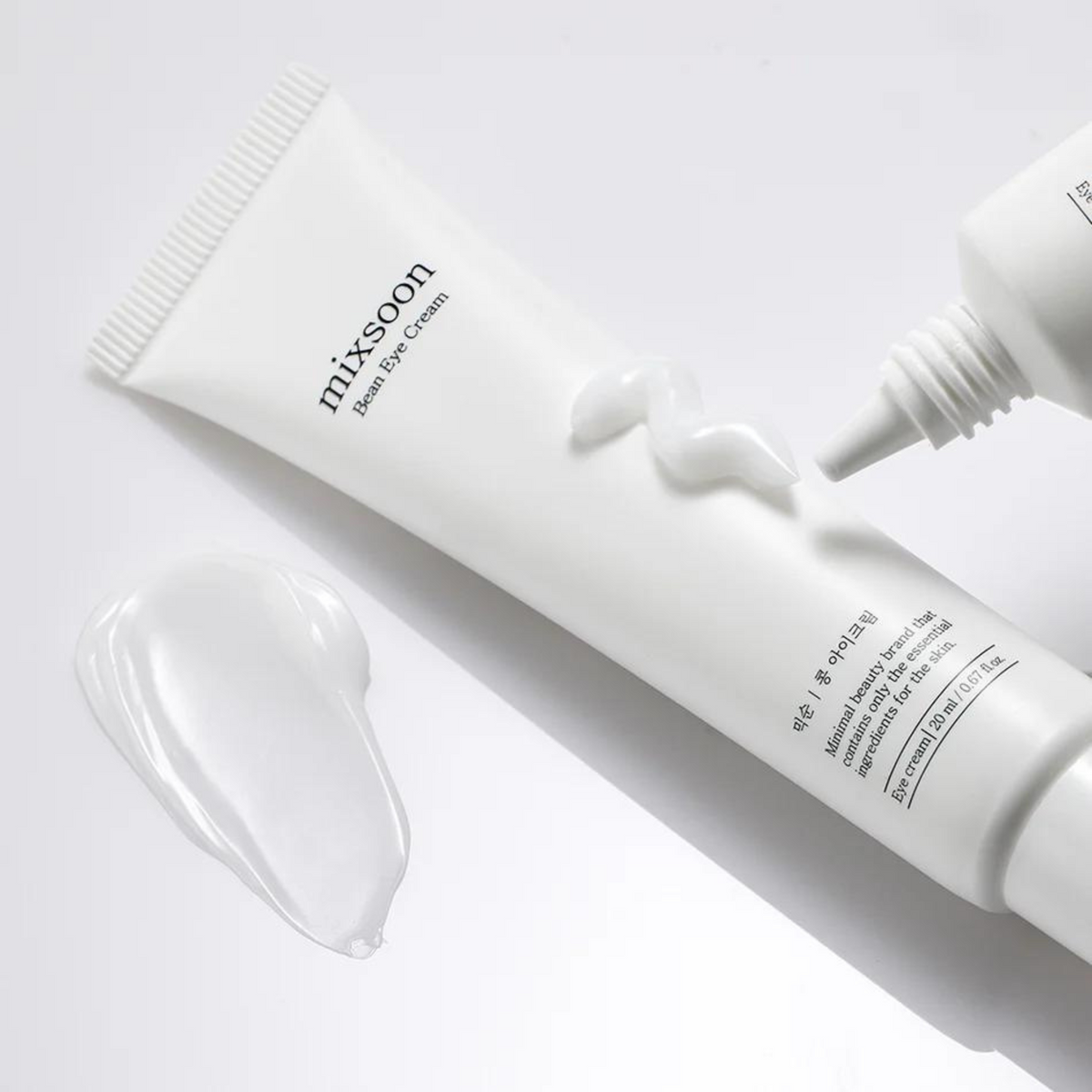 Crème blanche déposée sur le tube de contour des yeux près d&