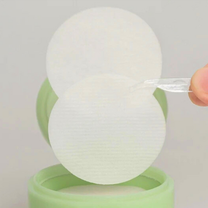 Disque tonique blanc saisi avec une pince au-dessus du pot ouvert