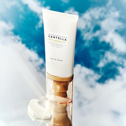 Tube blanc de solaire à pompe dorée devant un ciel nuageux