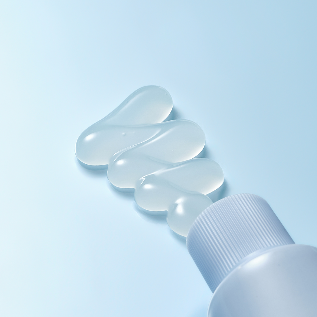Gel bleu clair étalé en ruban près de l&