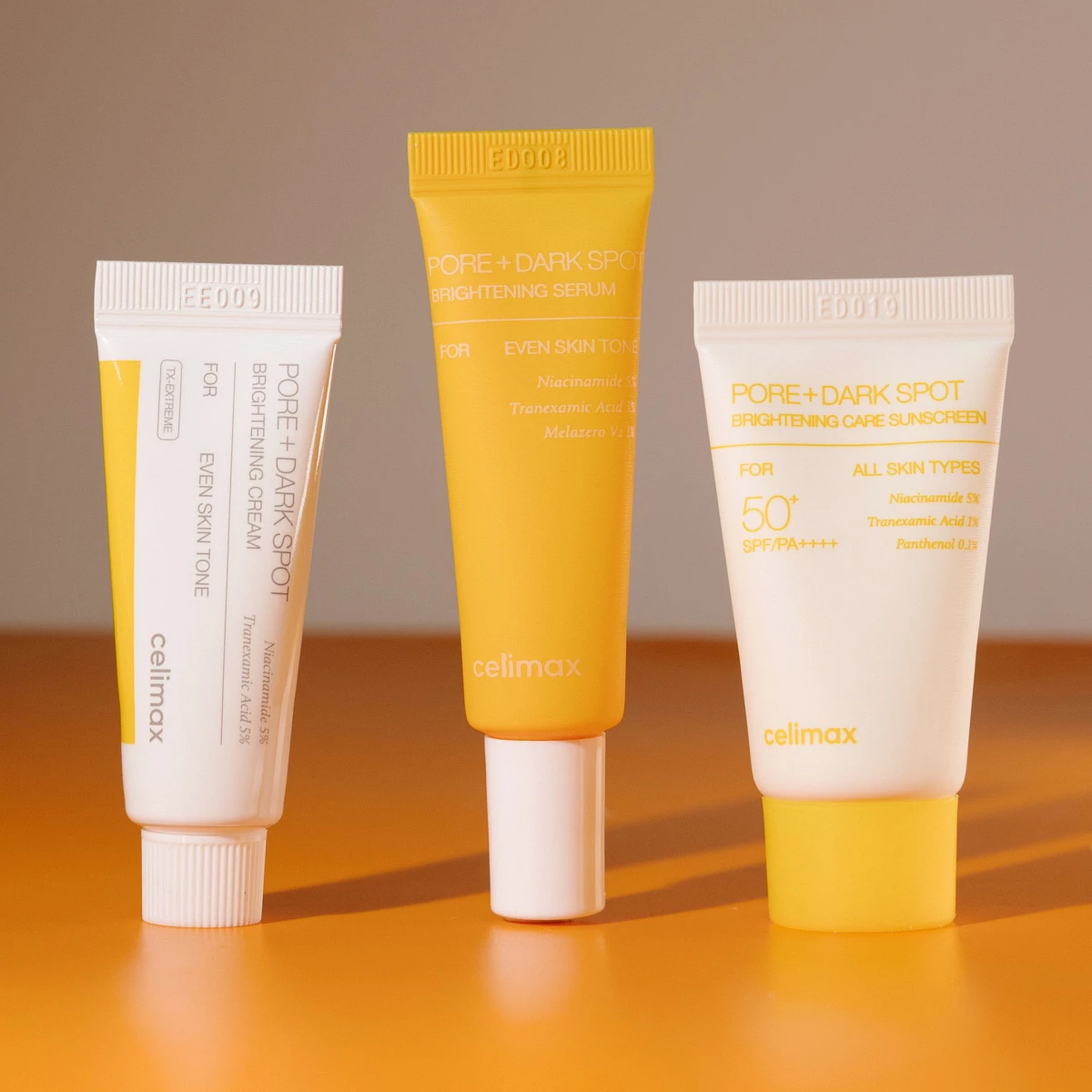 Miniatures de crème, sérum et crème solaire présentées côte à côte