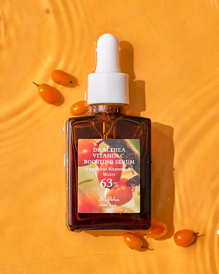 Flacon ambré de sérum entouré de baies d&