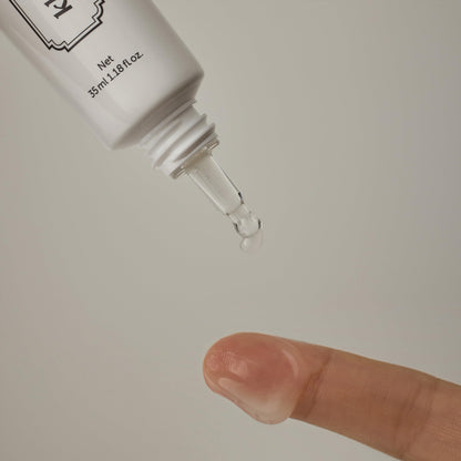 Goutte de gel transparent au bout de l&