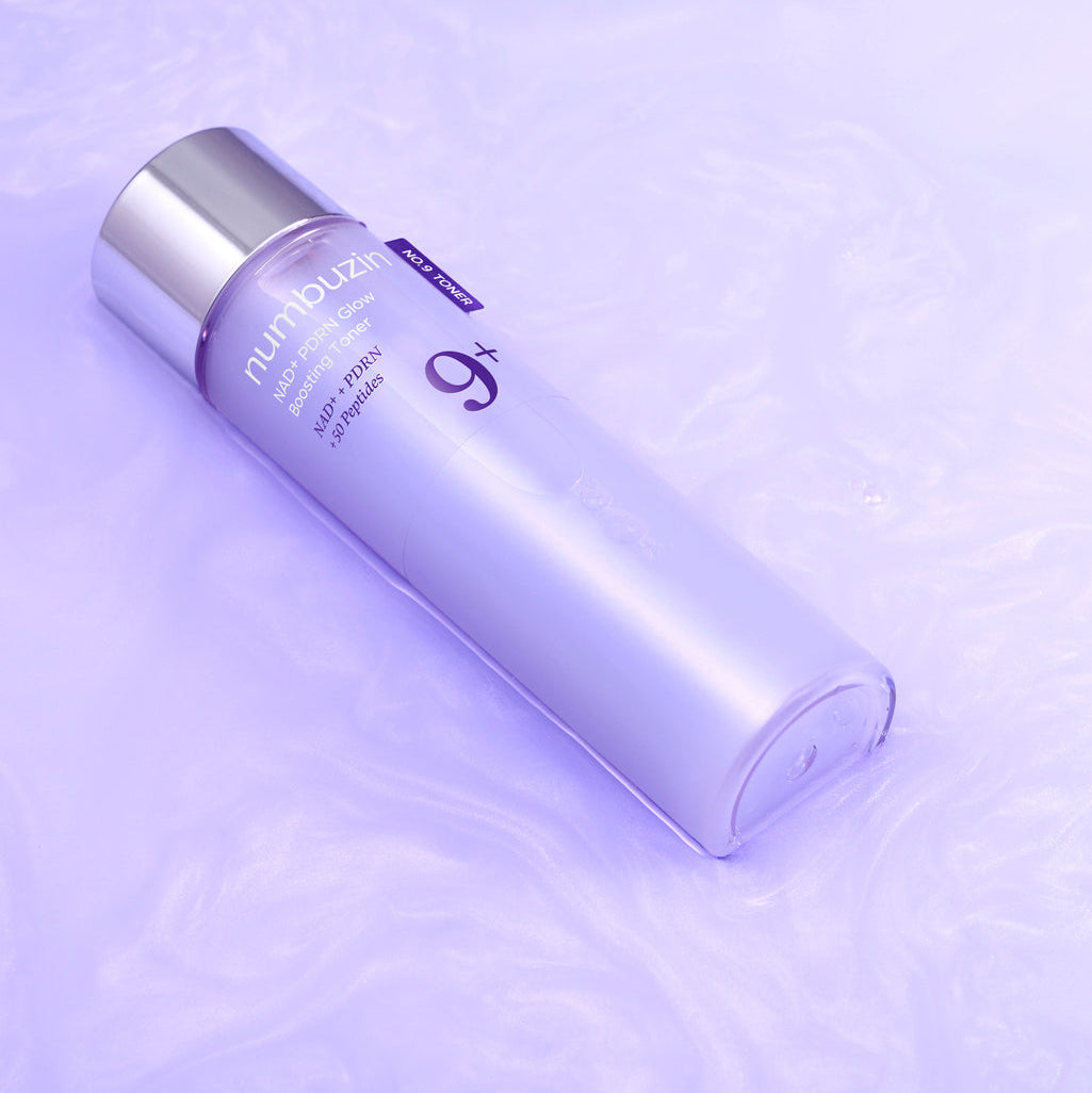 Flacon mauve de lotion sur une surface d&