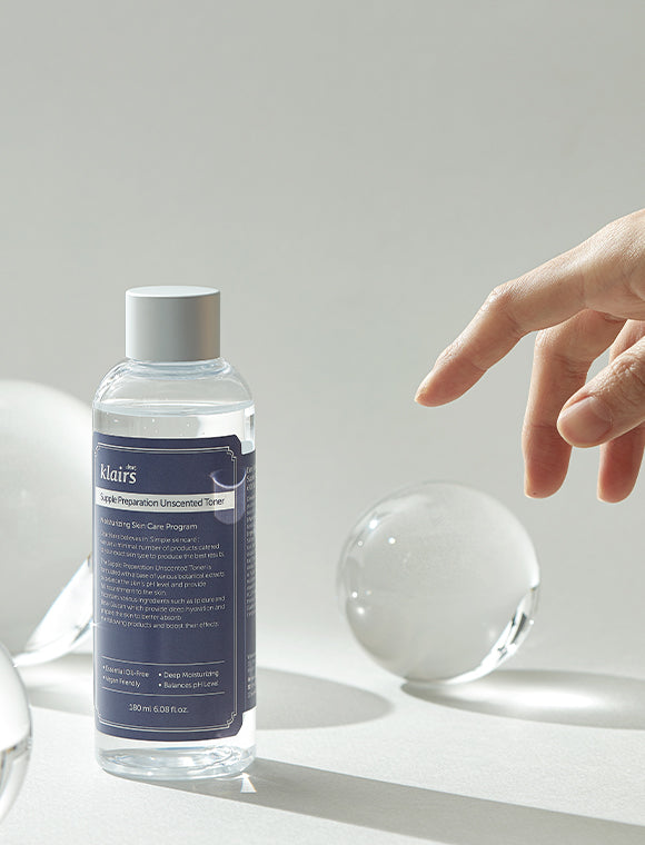 Flacon de lotion sans parfum près de sphères transparentes et d&