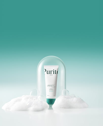 Tube de nettoyant devant une forme transparente avec de la mousse