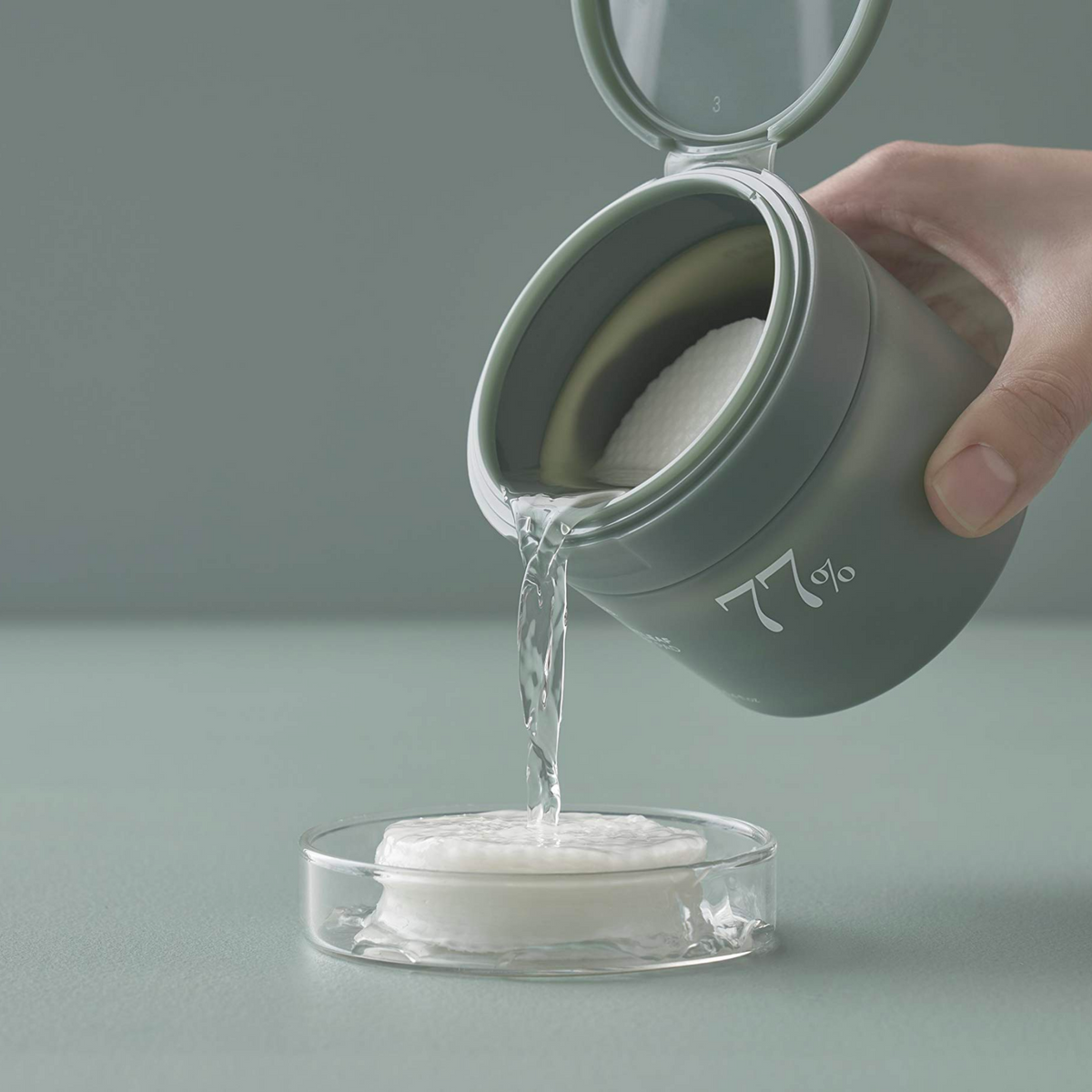 Essence transparente versée depuis le pot sur une pile de disques
