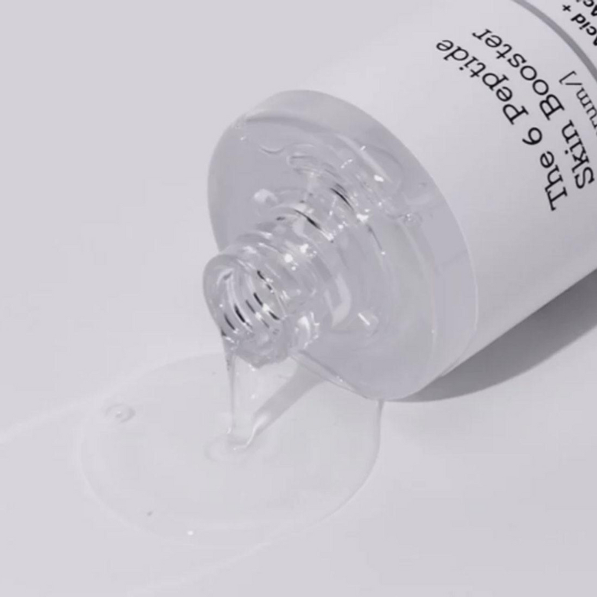 Sérum transparent versé du flacon dans une flaque