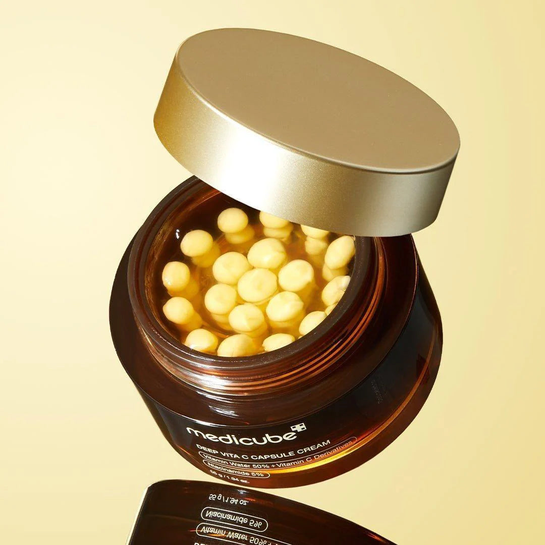 Pot ouvert montrant des capsules jaunes dans un gel