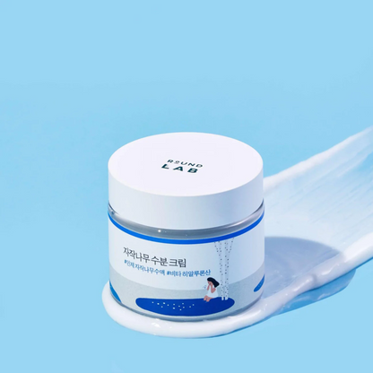 Pot de crème à motifs bleus sur une trace blanche