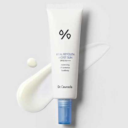 Tube blanc à bouchon bleu posé près de traces de crème solaire