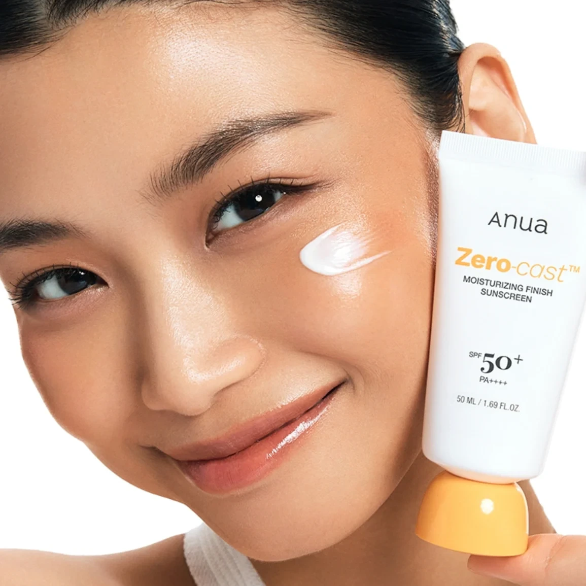 Crème solaire sur la joue près d&